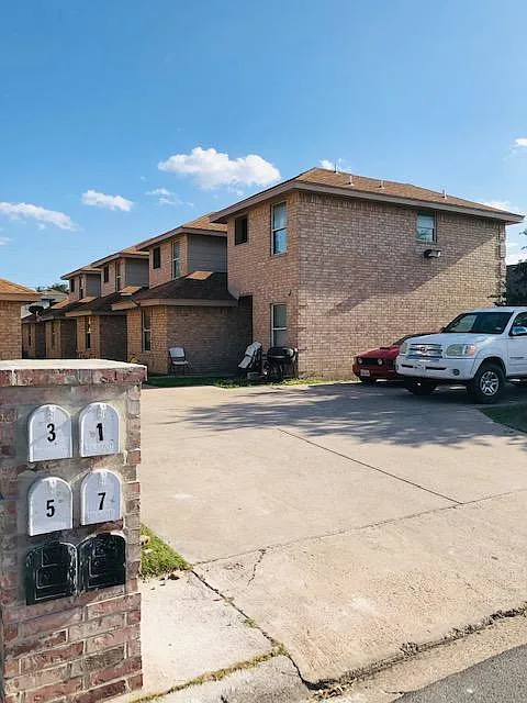 901 W Caffery Ave #6