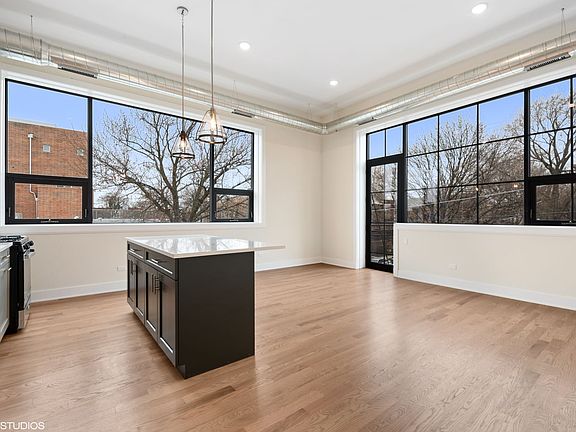 4th image of 4405 N Artesian Ave #214