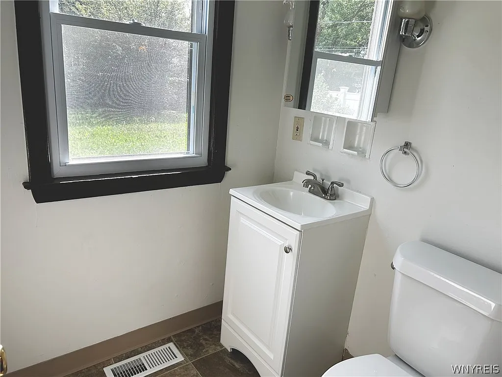 3 bed, 1.5 bath, 1487 sqft, $2,300 — Photo 4