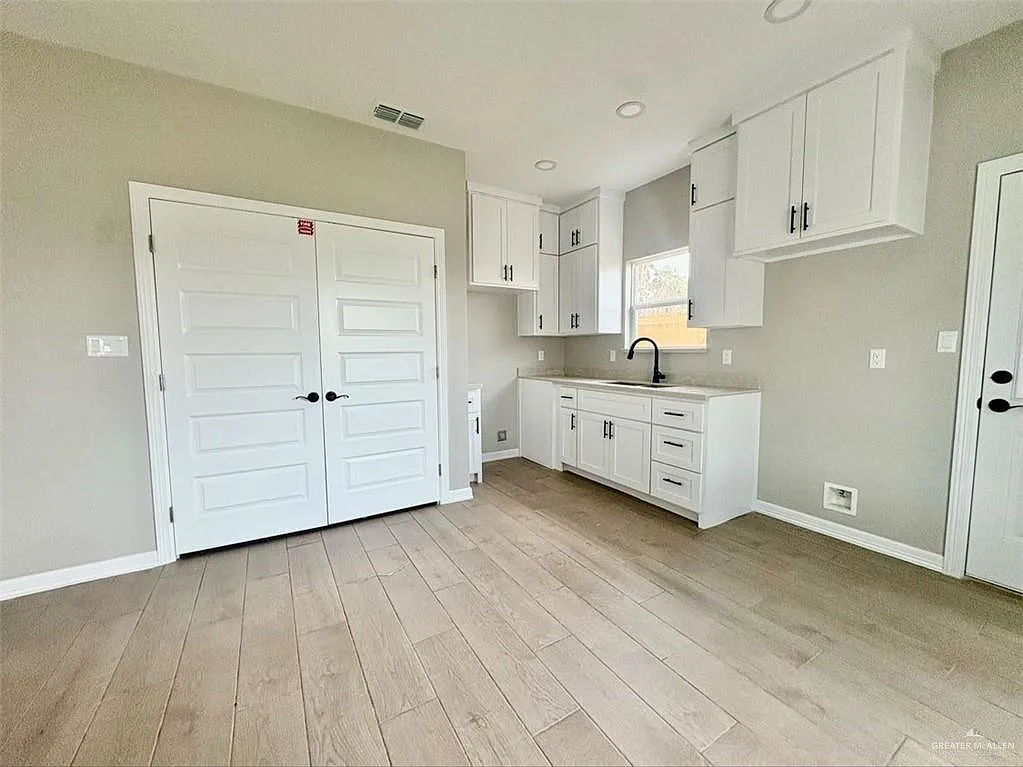 Building Photo - 913 W 13th St #1