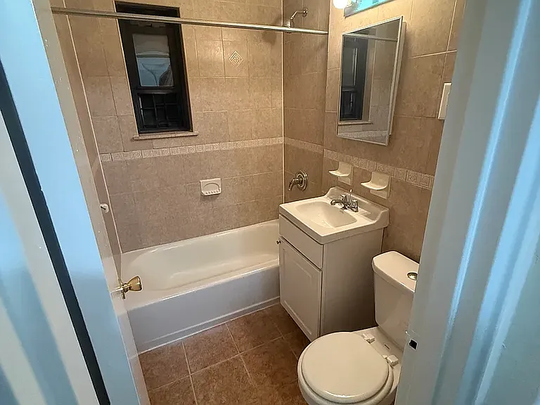 20-52 Crescent St #2A — Photo 5