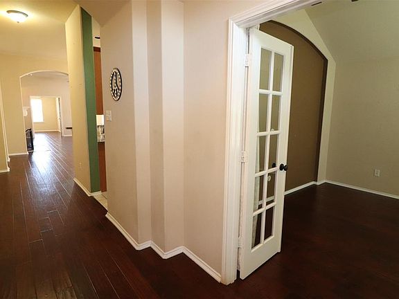 3rd image of 801 Underhill Dr