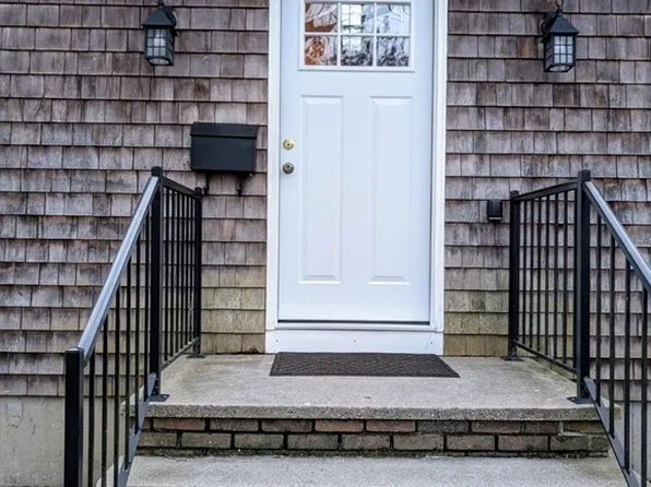 11 Forestdale Dr, Somerset, MA 02726