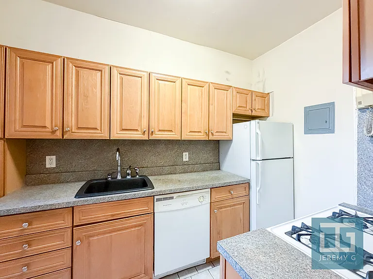 609 W 186th St #44 — Photo 8