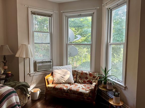 4th image of 1322 W Melrose St APT 2