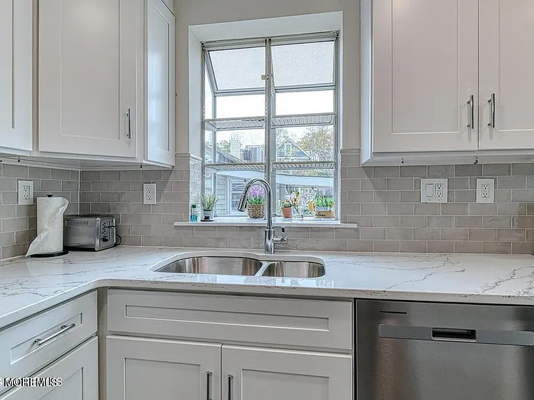 328 Newark Ave #LOWER — Photo 12