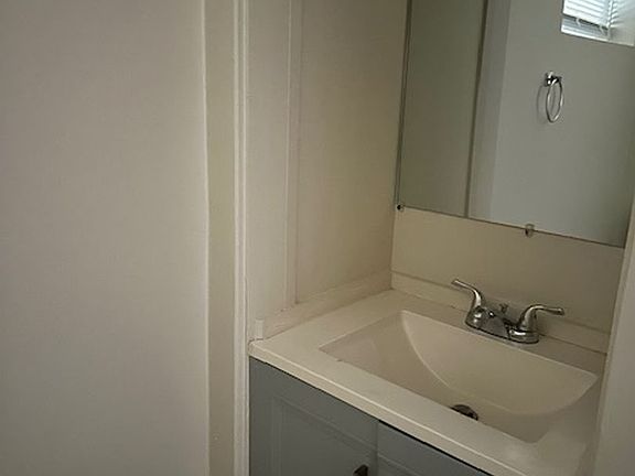 5th image of 1936 Walnut St APT 4
