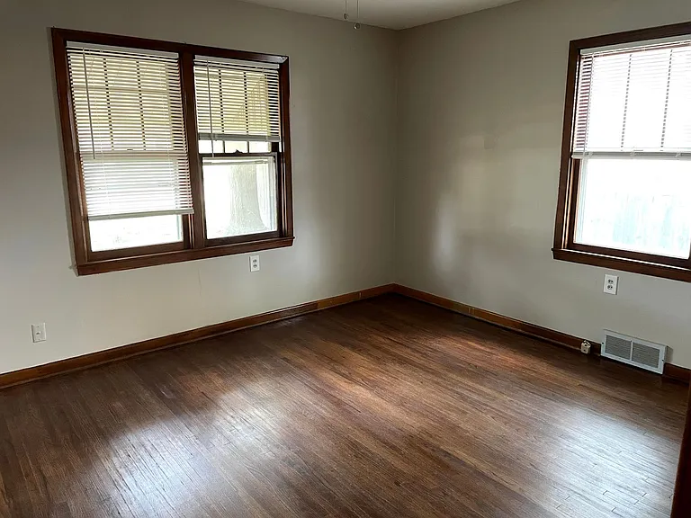 120 E Avenue F — Photo 13