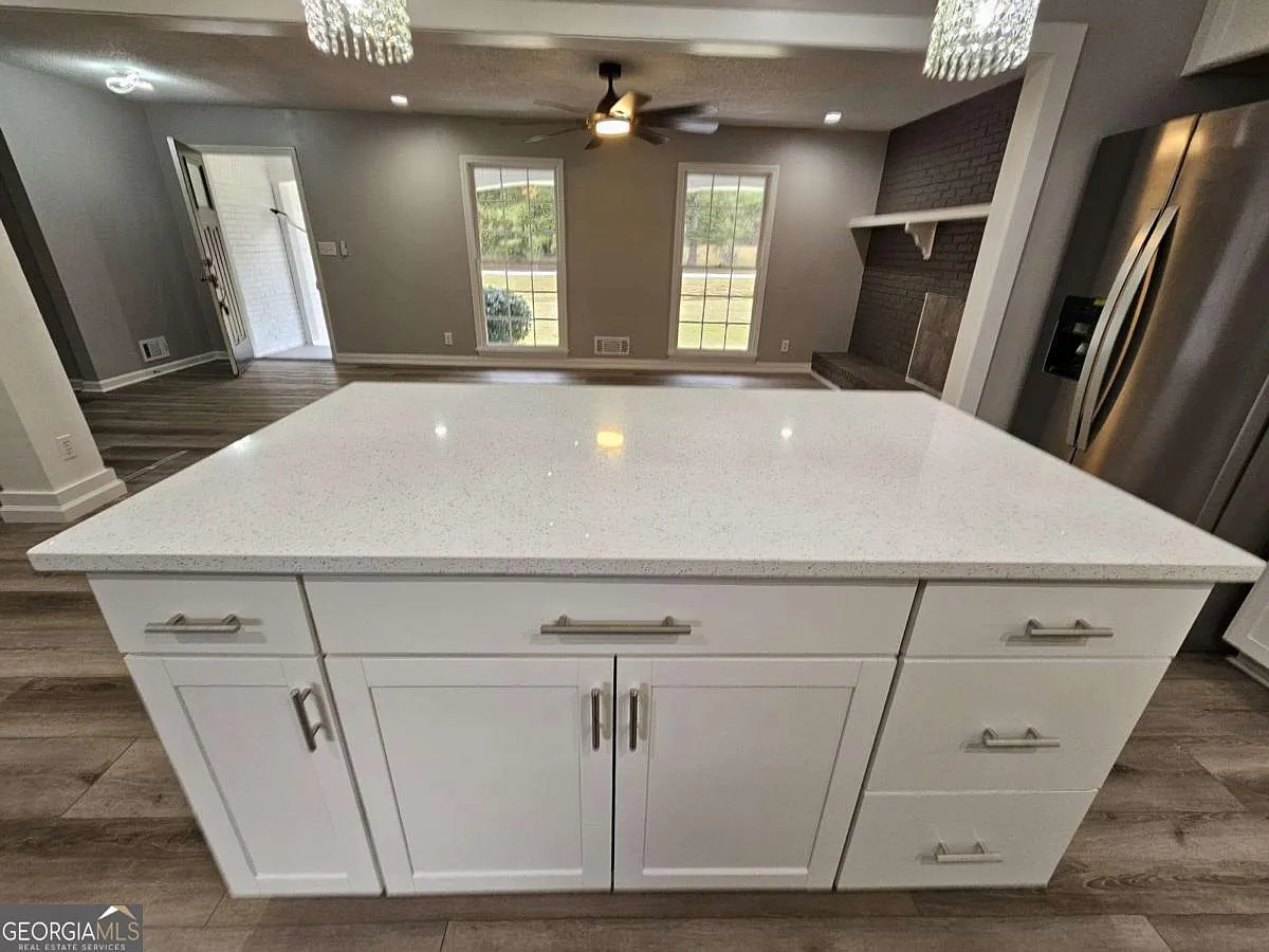 4 bed, 2.0 bath, 2355 sqft, $2,950 — Photo 4
