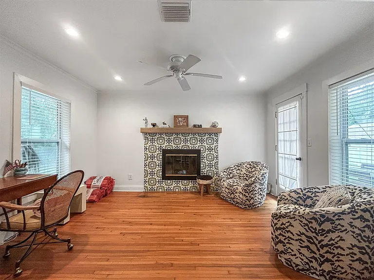 1021 Iroquois St — Photo 4
