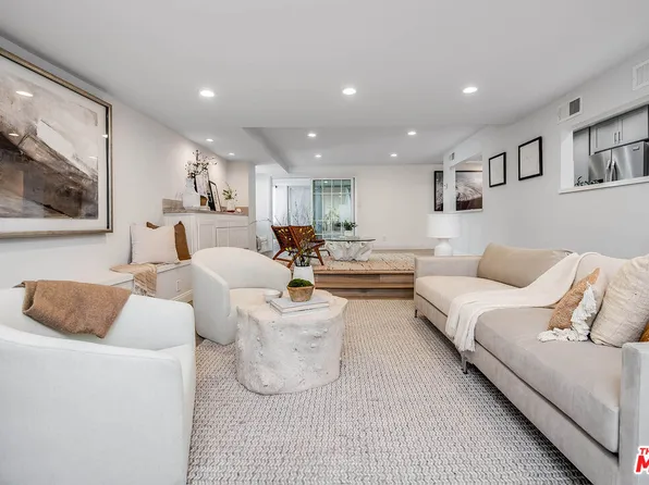 441 N Oakhurst Dr APT 203, Beverly Hills, CA 90210