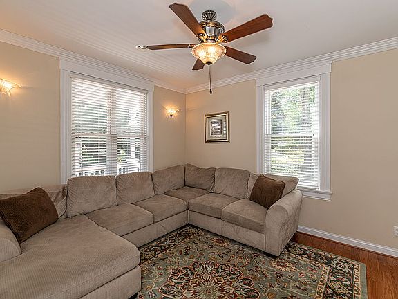 3rd image of 3563 Potomac Ave