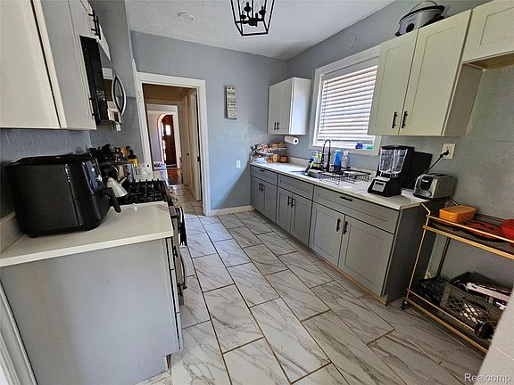 3rd image of 17371 Pennington Dr