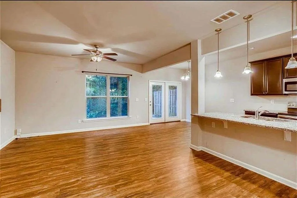 3 bed, 2.5 bath, 1707 sqft, $2,300 — Photo 4