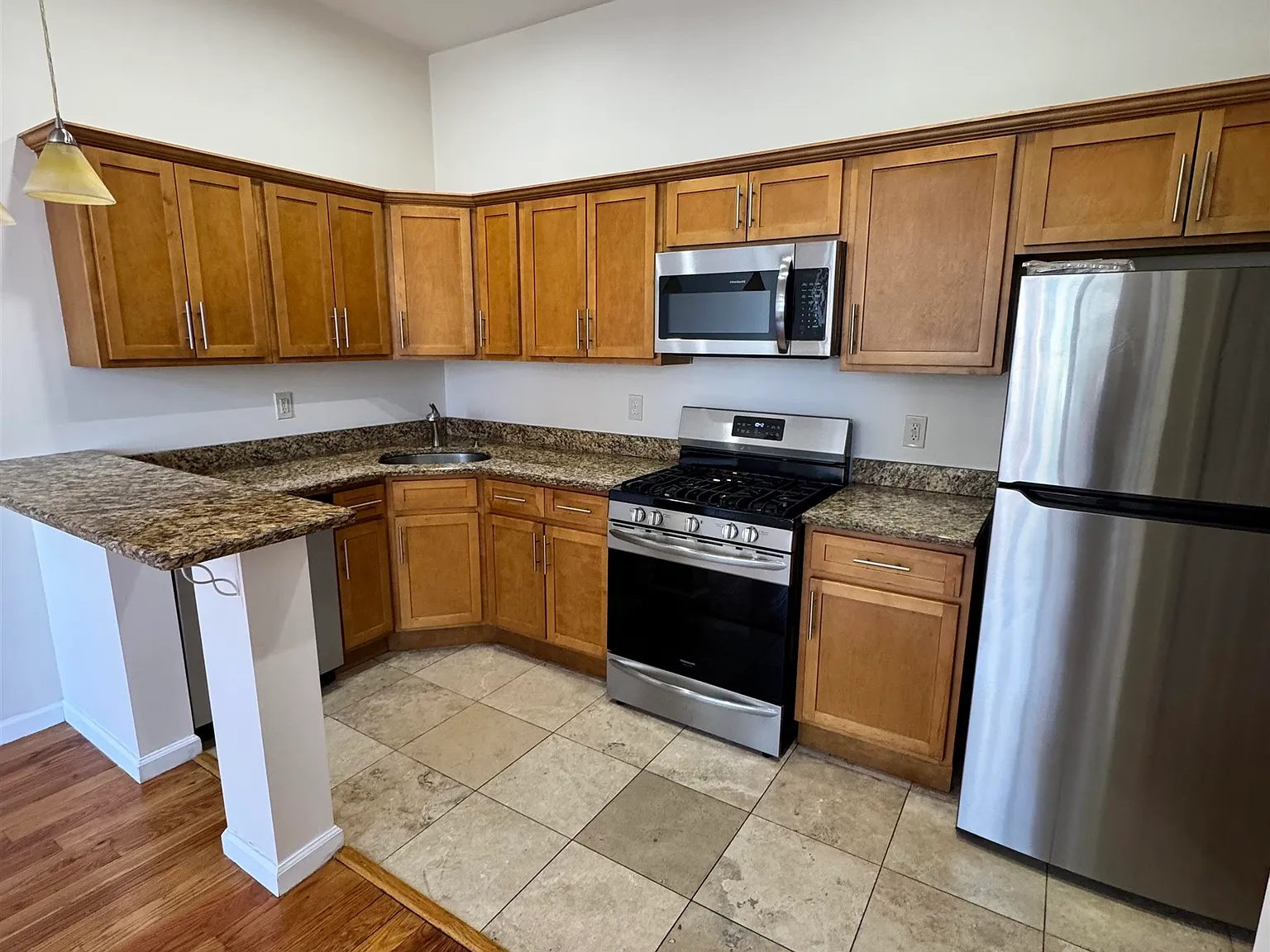 2 bed, 1.0 bath, 700 sqft, $2,350 — Photo 3