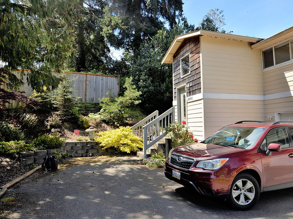 Split Level Home with Daylight Basement, 2 Car Garage, 3 bed