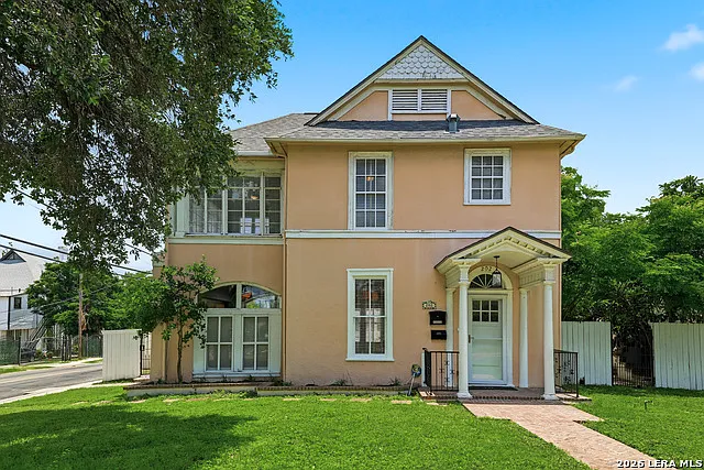 202 W Woodlawn Ave
