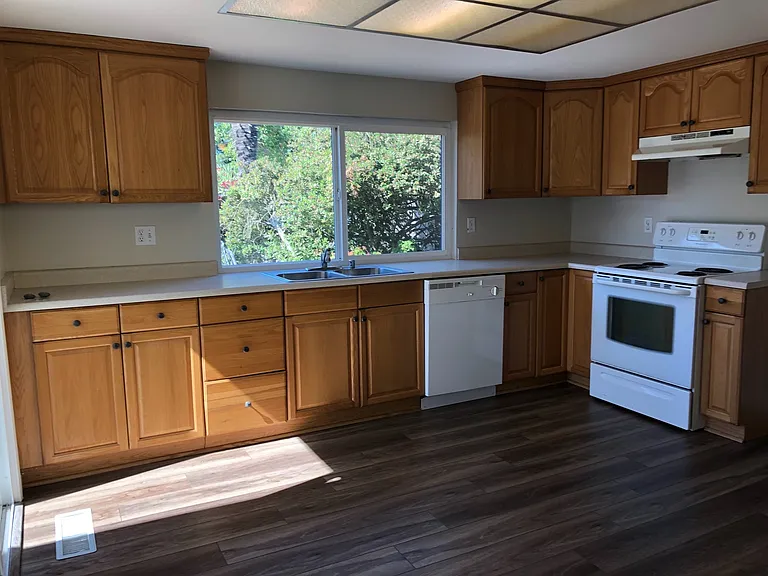 1745 Glenbrook Dr — Photo 5