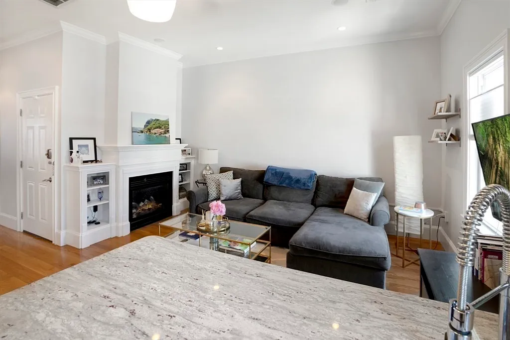 Building Photo - 23 Woodward St #3