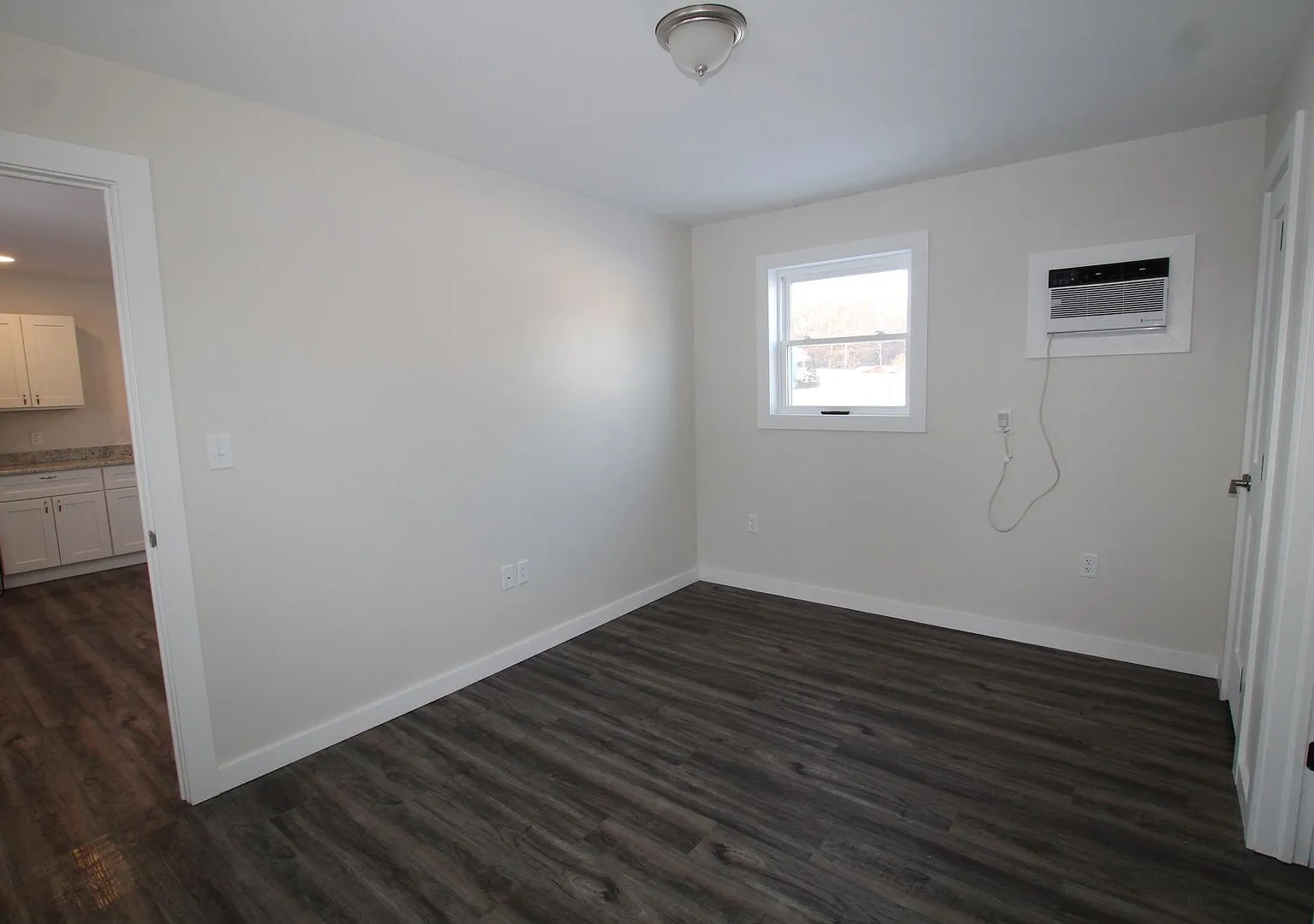 Free 1 Month Rent!! Beautifully Remodeled And Completed 1 Bedroom Apartment. — Photo 3