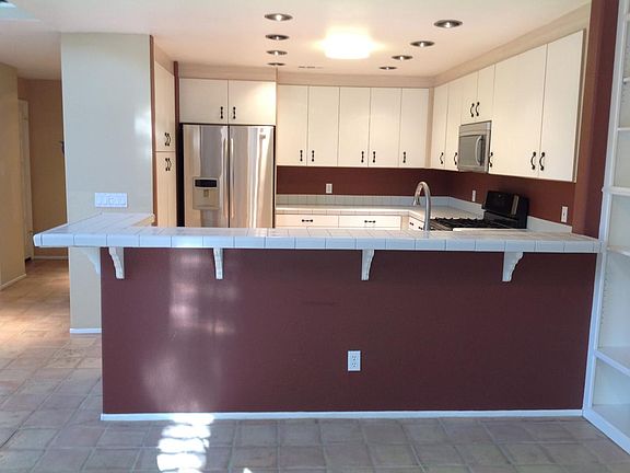 Kitchen - walls now neutral
