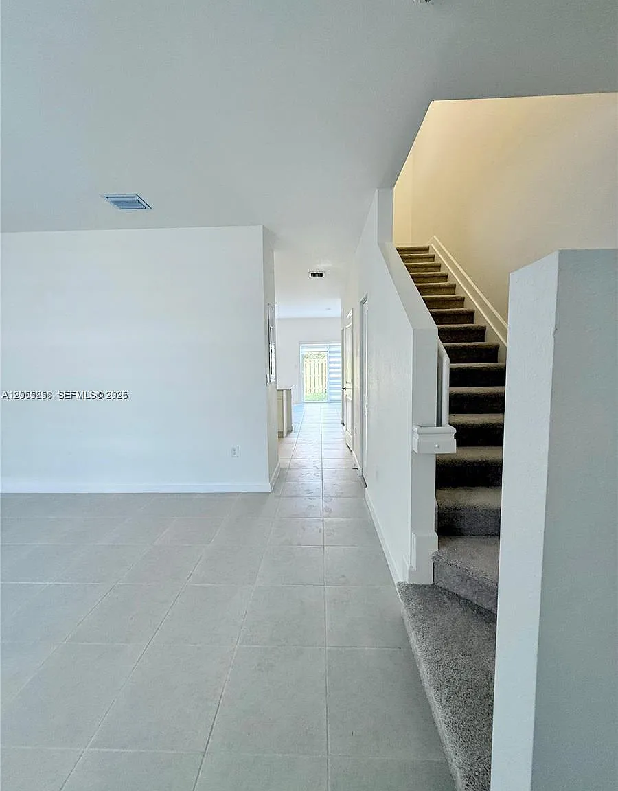 3 bed, 2.5 bath, 1393 sqft, $2,500 — Photo 3