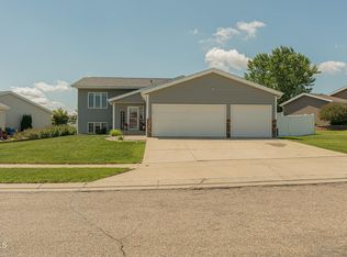 3406 Frost Ln, Bismarck, ND 58503