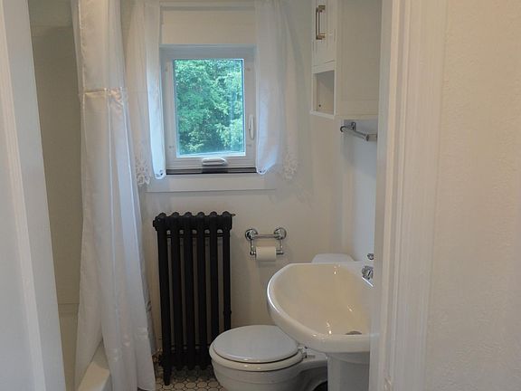 2nd floor Bathroom
