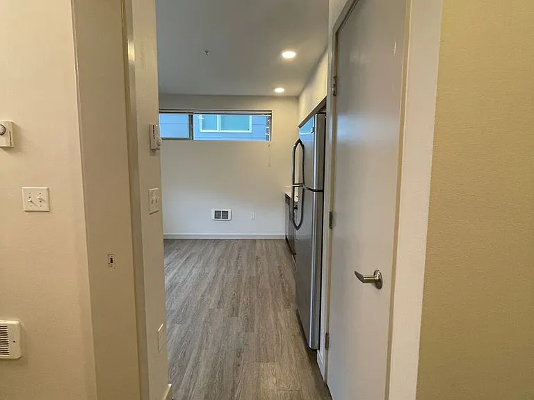 East John Apartments — Photo 12