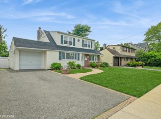 150 Arthur St, Massapequa Park, NY 11762