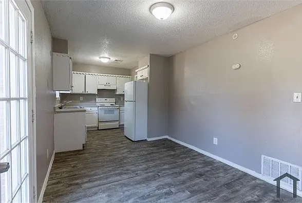 109 SW 15th St — Photo 5