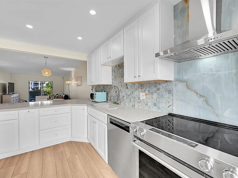 2731 NE 14th Street Cswy #421 — Photo 7