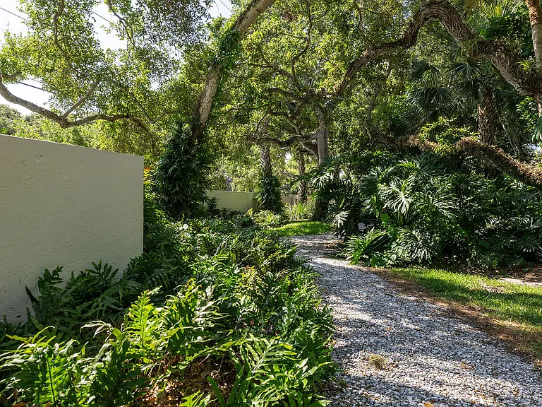 300 S Peppertree Dr — Photo 40