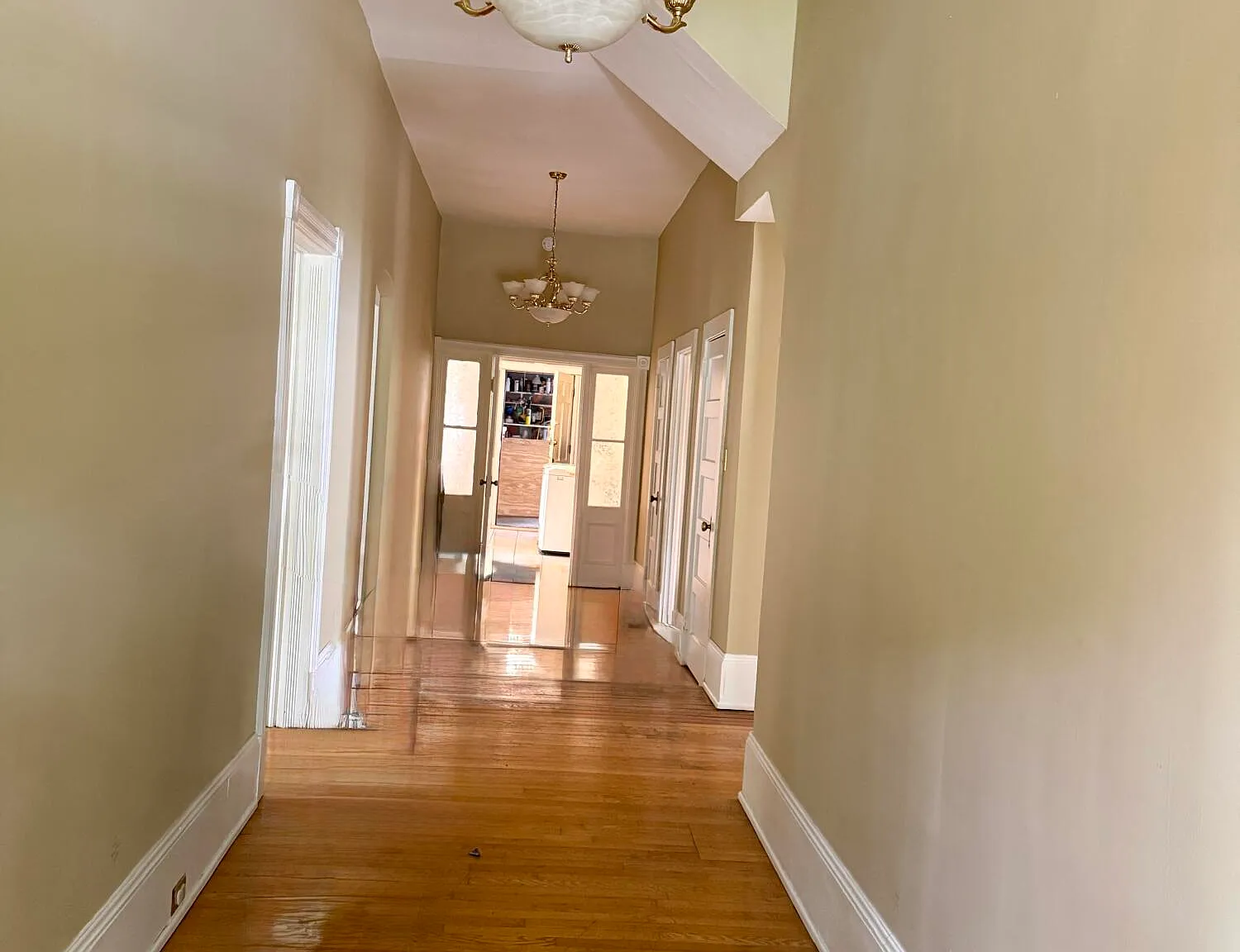 3 bed, 2500 sqft, $2,050 — Photo 3