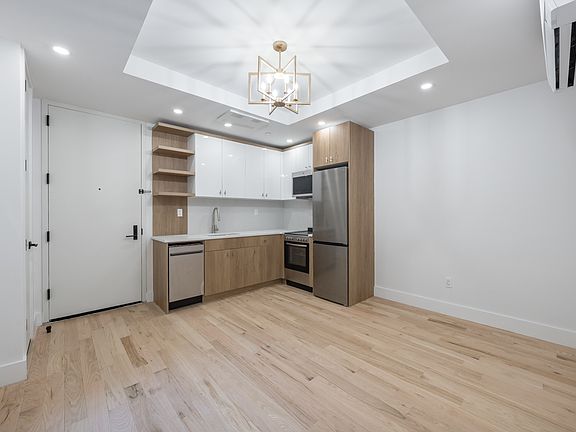 2nd image of 376 Montgomery St #1C