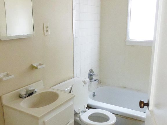 3rd image of 1580 Harmen St