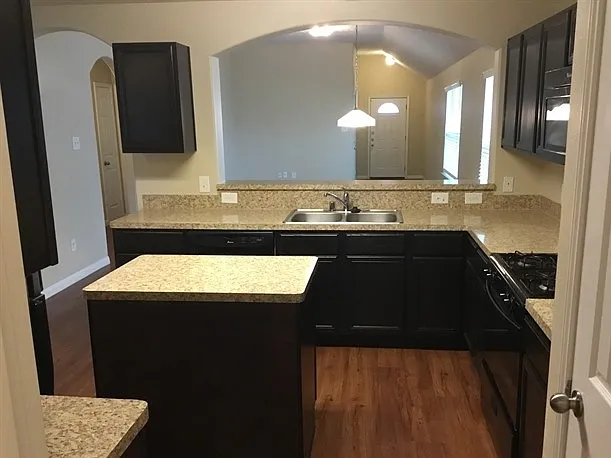3 bed, 2.0 bath, 1366 sqft, $1,785 — Photo 3