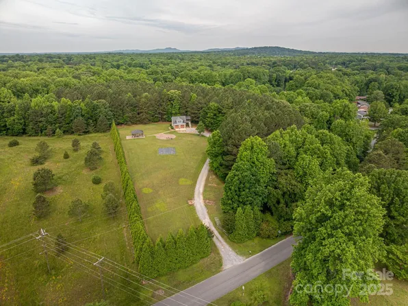 2609 Cove Creek Dr, Gastonia, NC 28056