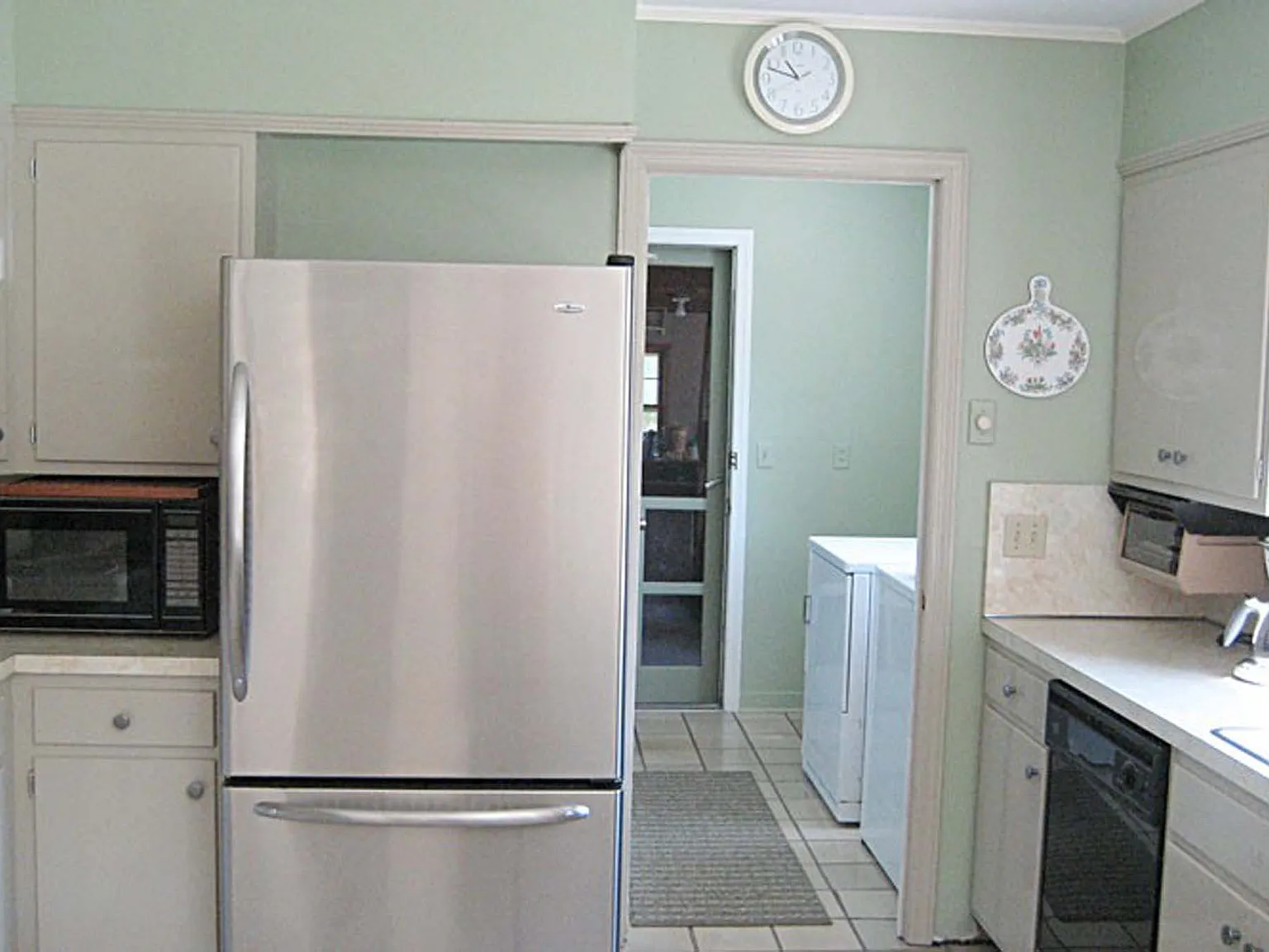 Charming Single-Level Escape by the Bay — Photo 4