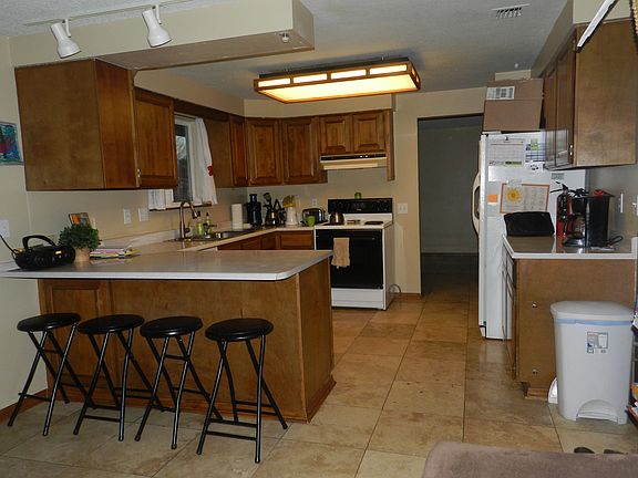 Kitchen and Breakfast Bar