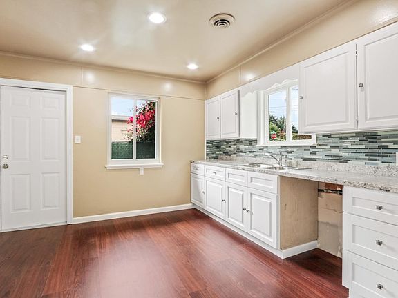 3rd image of 2070 Glen Way