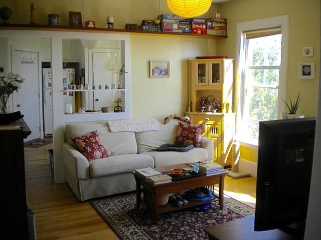 Middle Room (Dining Room, her used as LR)