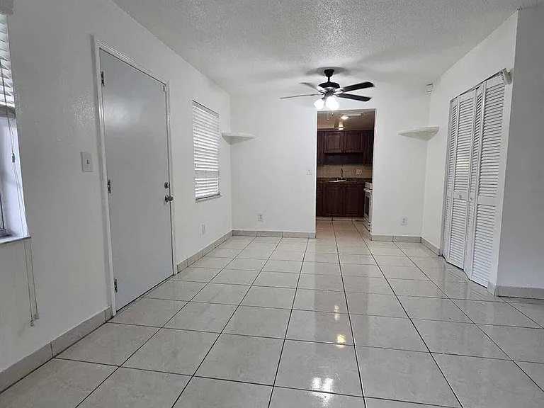 1201 SW 52nd Ave #202-2 — Photo 8