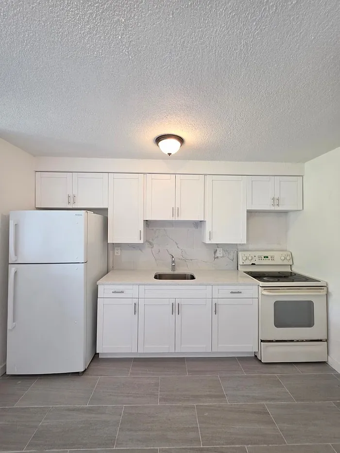 2 bed, 1.0 bath, 1560 sqft, $1,100 — Photo 4