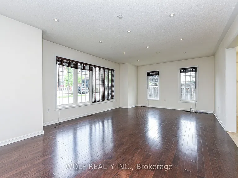 449 Tyrone Cres — Photo 7