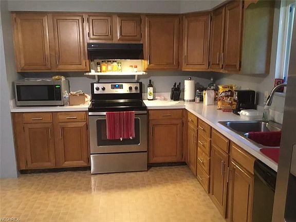 3rd image of 28776 Berkshire Dr