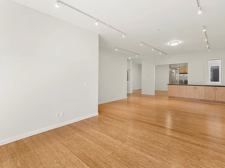 217 10th Ave — Photo 3