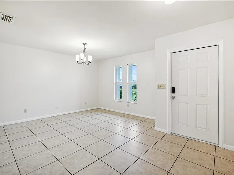 607 SW 26th St — Photo 2
