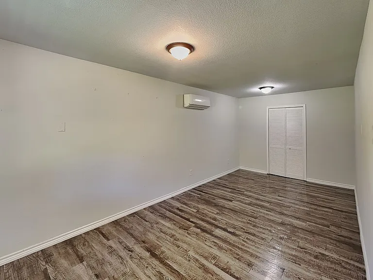 2913 Hunter St — Photo 11