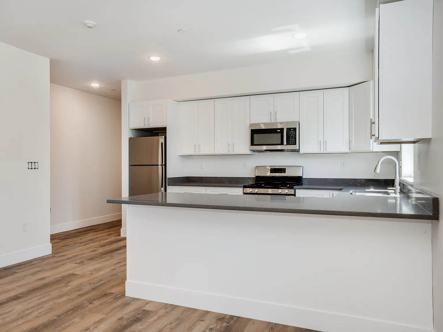 2 bed, 1200 sqft, $2,500 — Photo 2